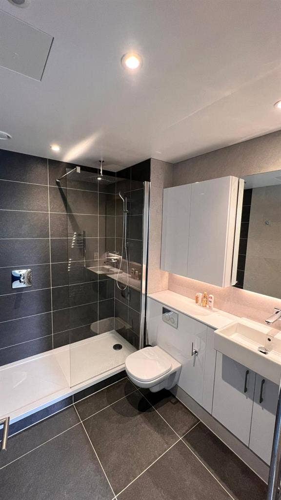 En suite available June 1