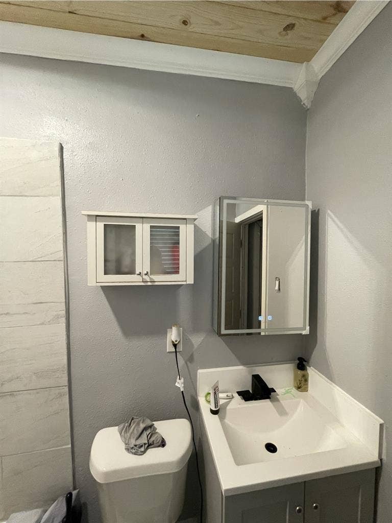Room for rent near Deep Ellum.