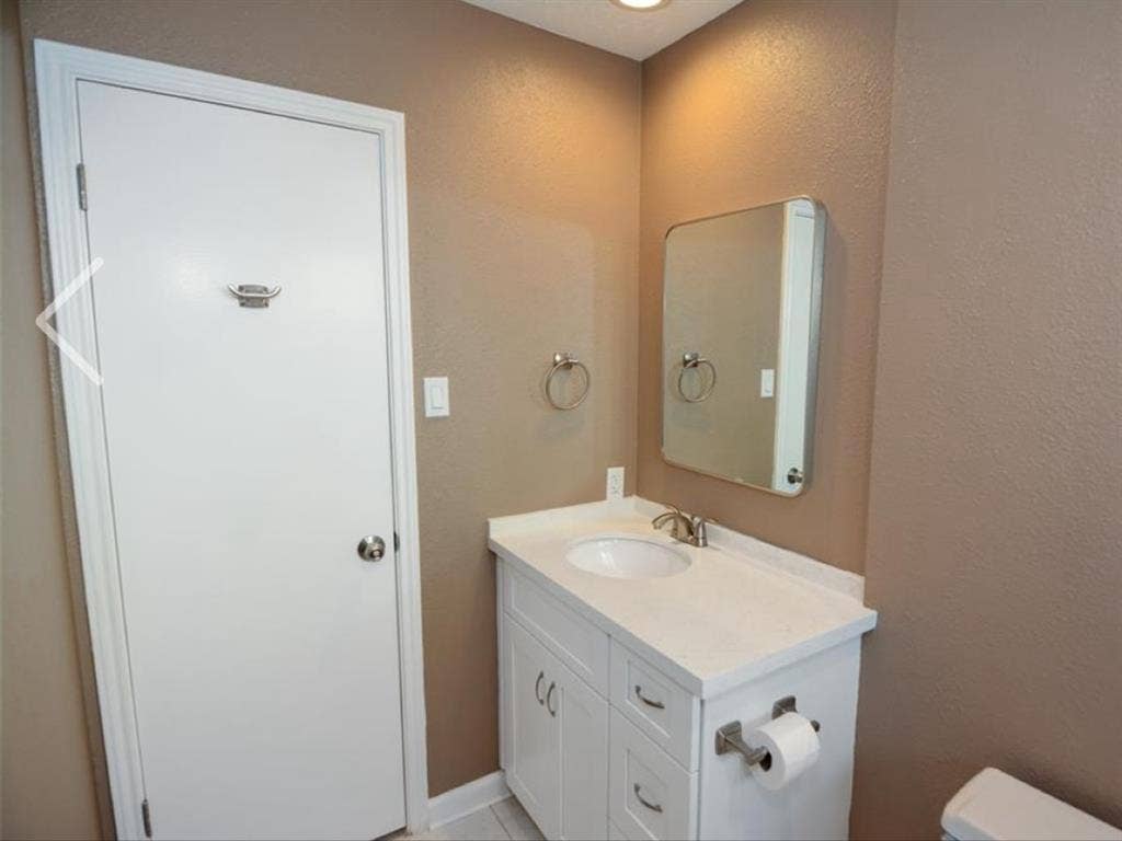 Looking for female roommate