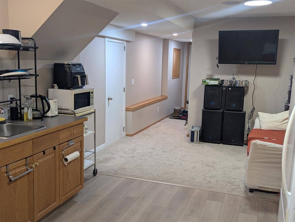 Room for rent in walkout basement