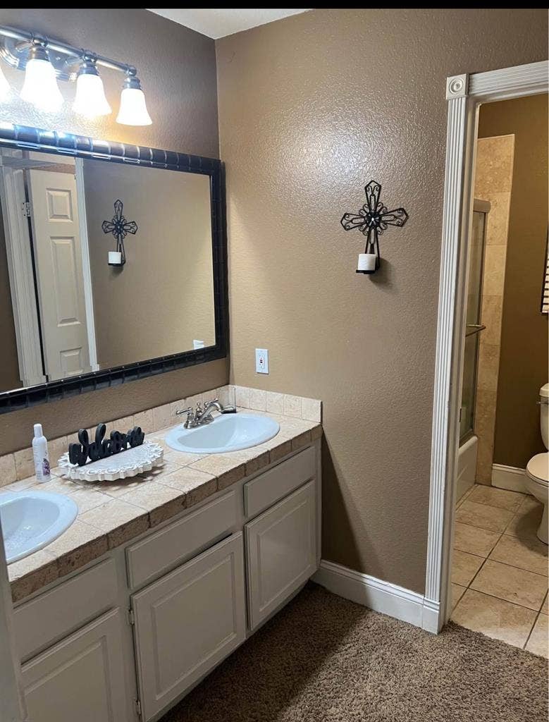 LARGE ROOM FOR RENT IN EASTVALE!