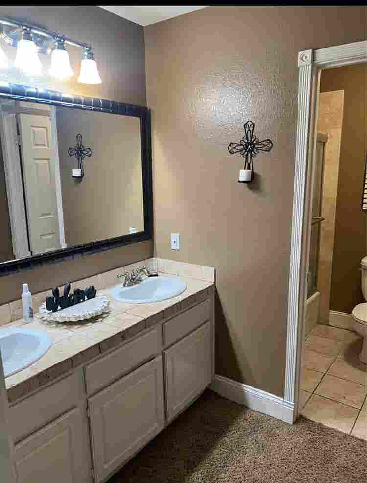 LARGE ROOM FOR RENT IN EASTVALE!