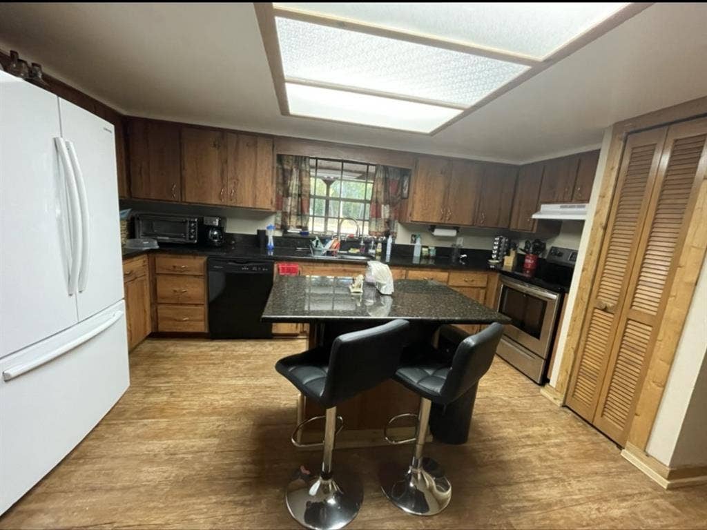 Room for Rent in June Park!