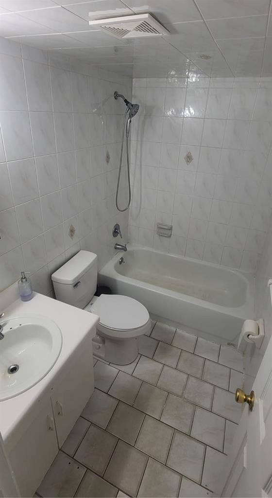Spacious apartment with utilities