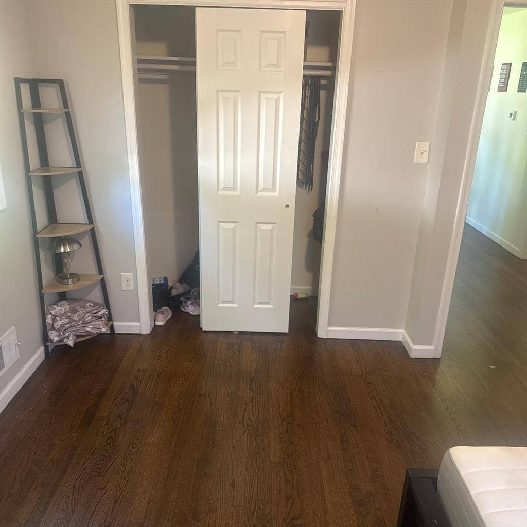 Available
bedroom for rent.