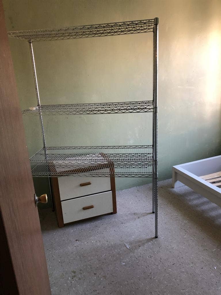 Looking for a short term Roomate.