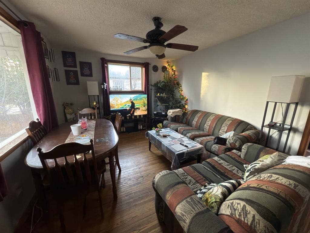 Room available for move in.
