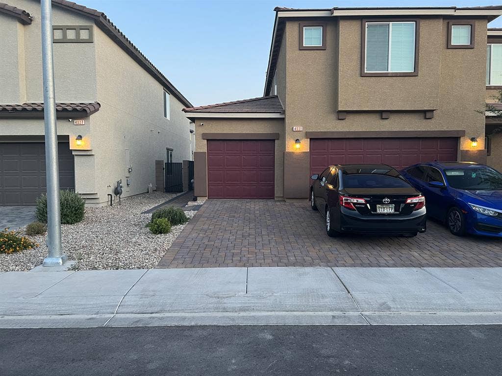 3 rooms available