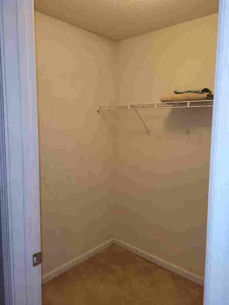 ROOM FOR RENT IN ELLENWOOD
