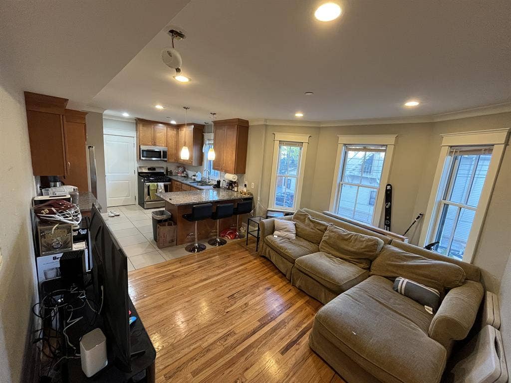 Davis Square Summer Sublet BA