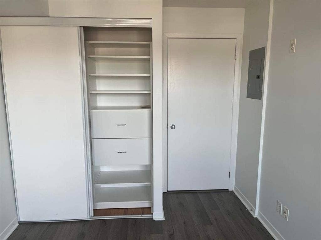 Cozy room in Etobicoke short term
.