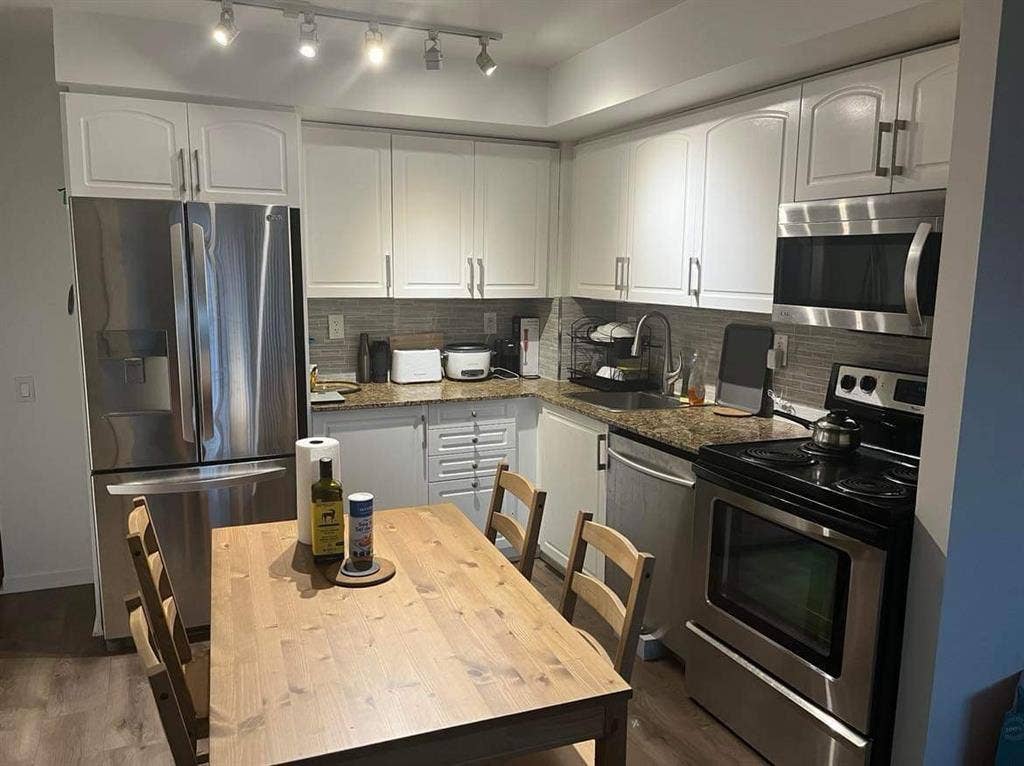 Cozy room in Etobicoke short term
.