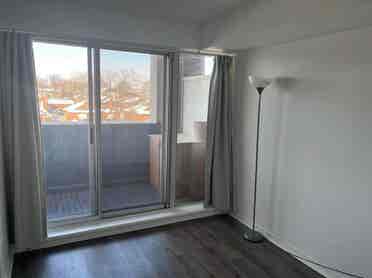 Cozy room in Etobicoke short term
.