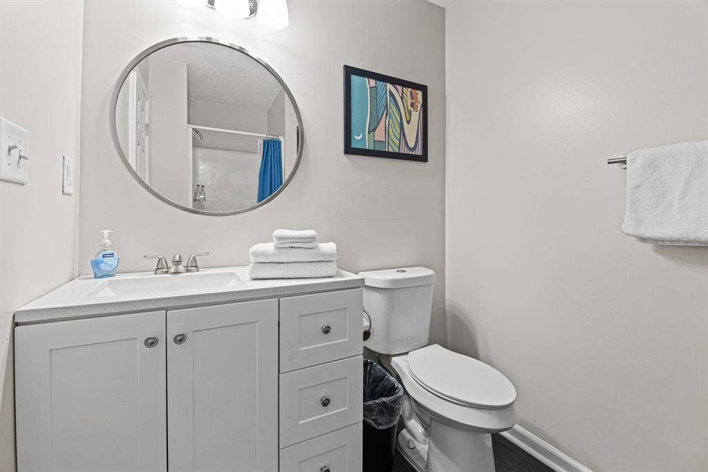 Master's Bedroom, King Bed Bathroom