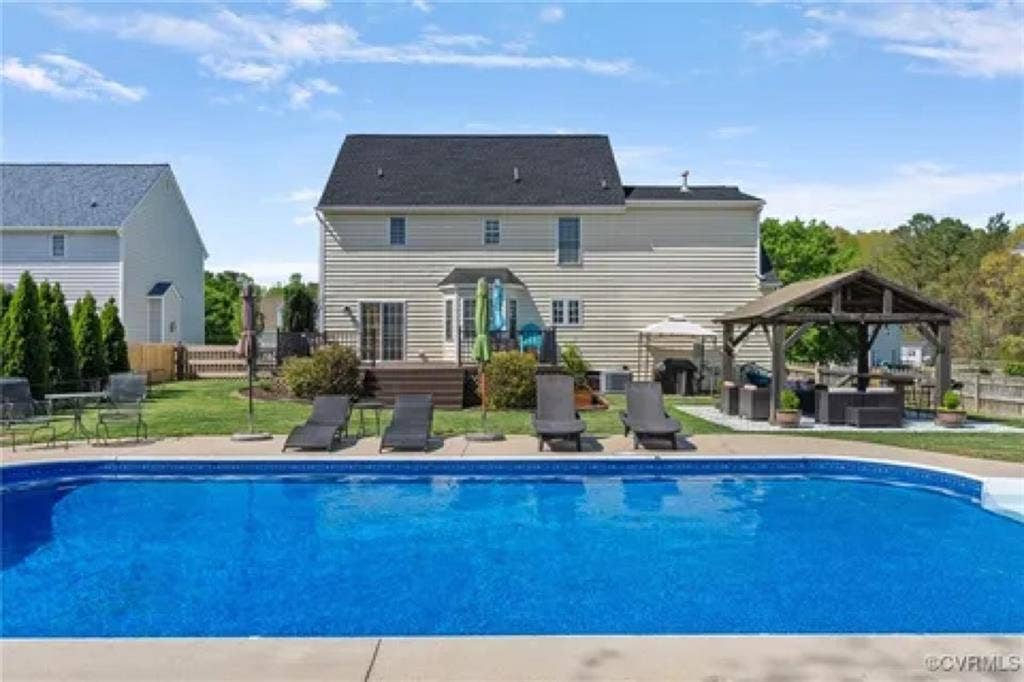 LOOKING FOR 2 ROOMMATES!!!