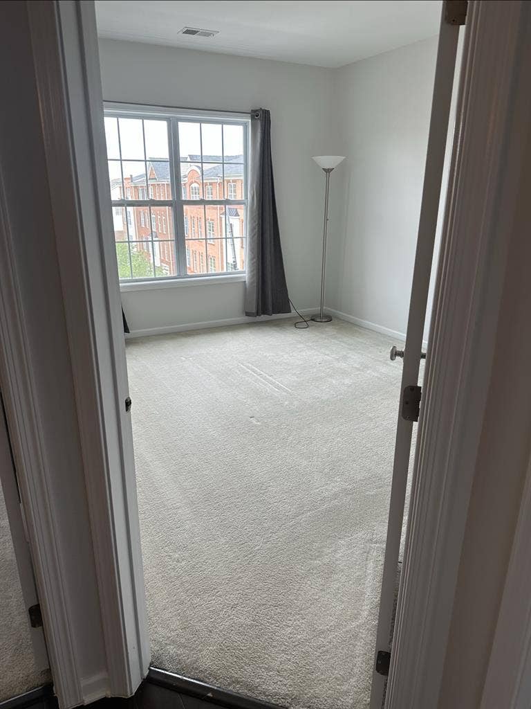 Room to rent Ashburn , VA