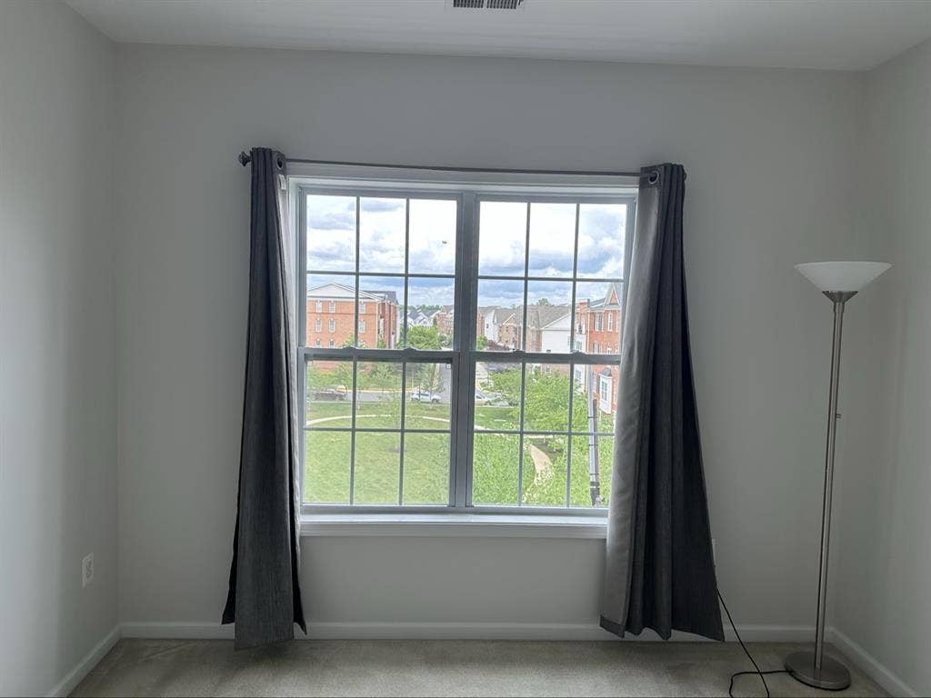 Room to rent Ashburn , VA