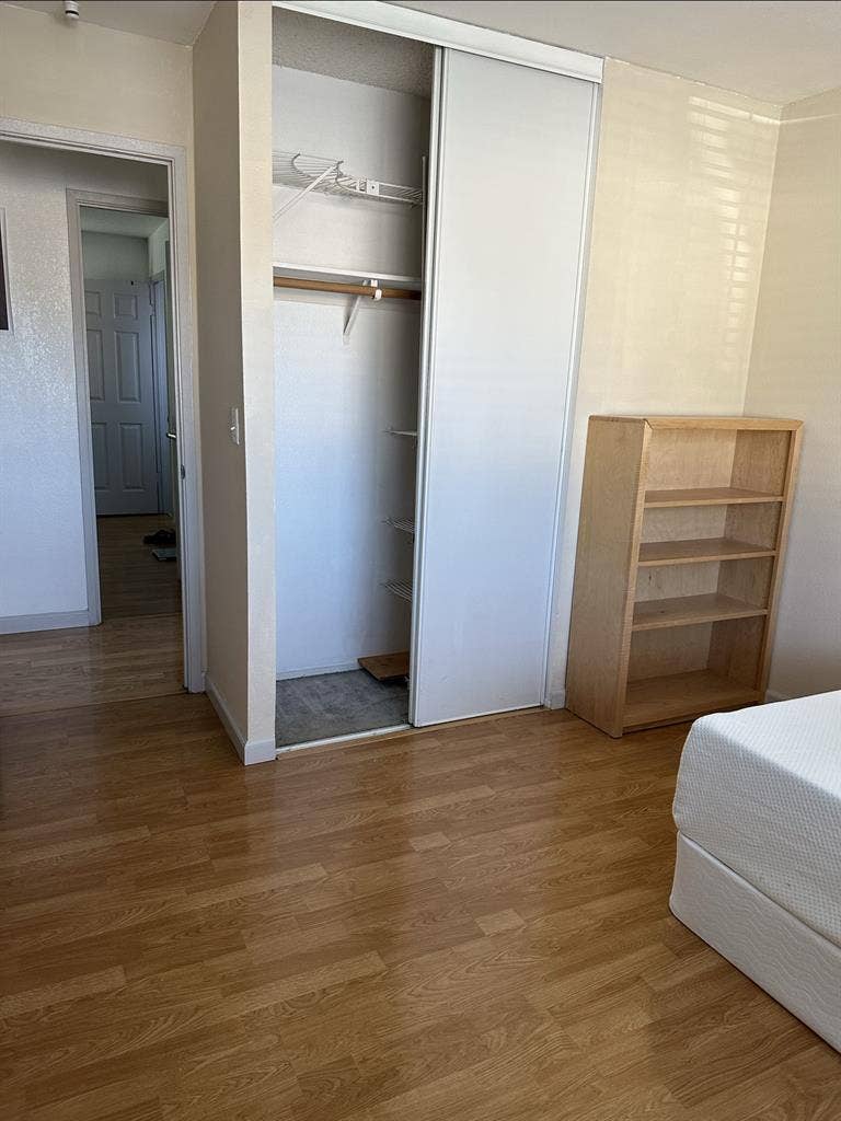 Looking for roommate