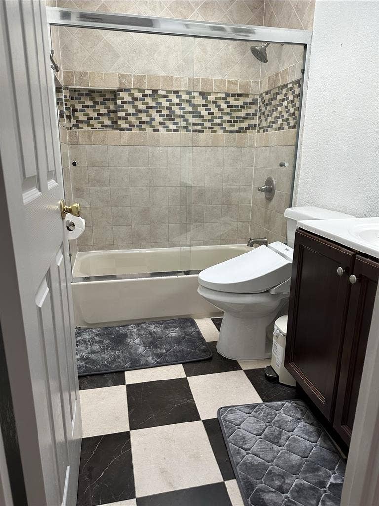Looking for roommate