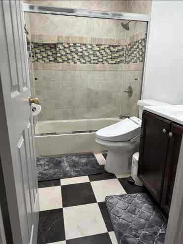 Looking for roommate