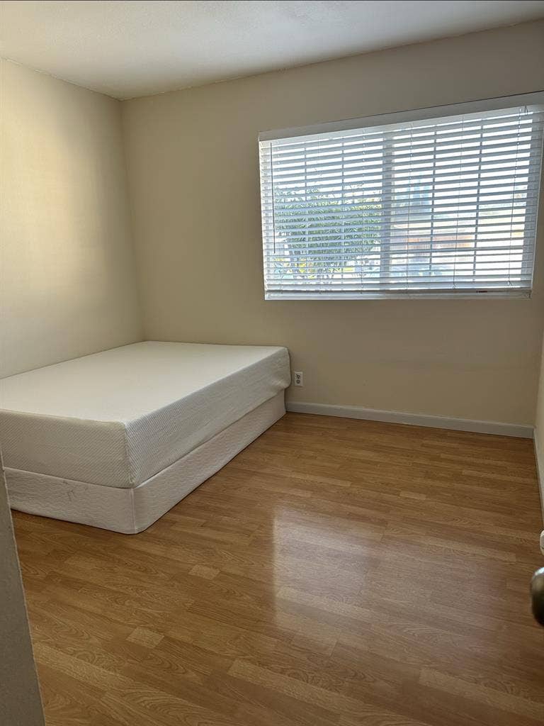 Looking for roommate