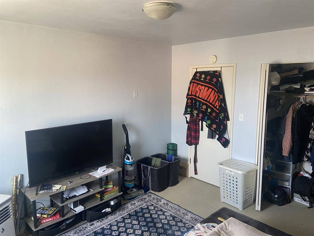 Looking for Roommate