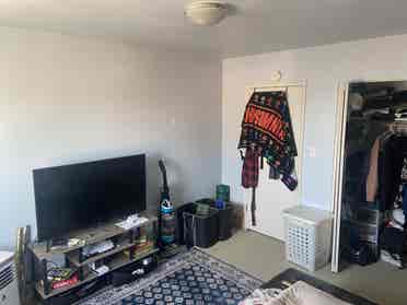 Looking for Roommate