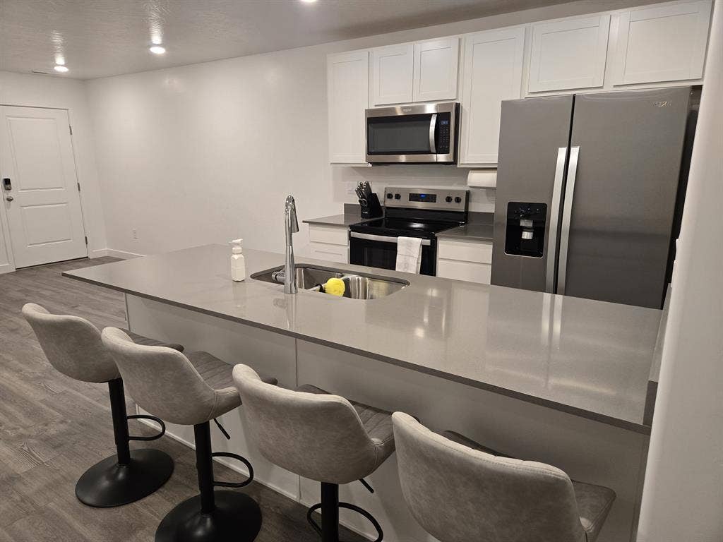 ROOM IN BRAND NEW TOWNHOME FOR RENT