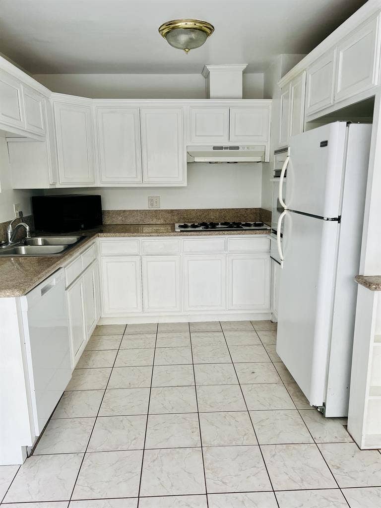 ROOMMATE WANTED IN BRENTWOOD!
