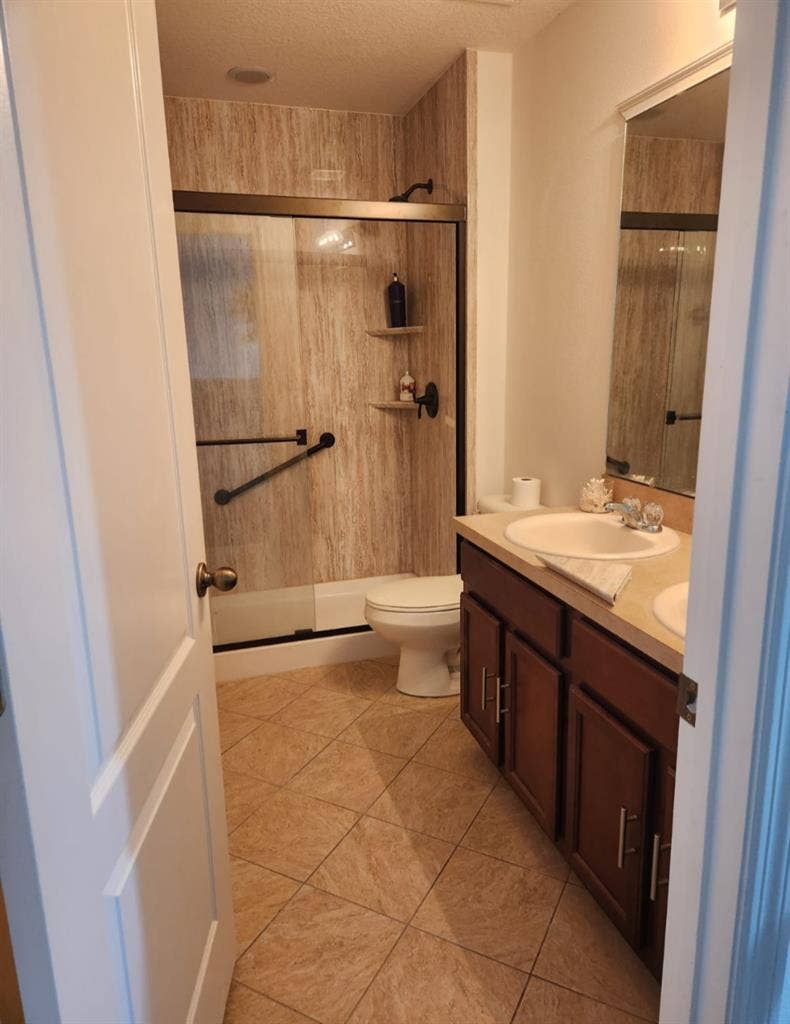 ROOM 
WITH SHARED BATHROOM.