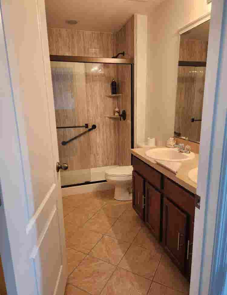 ROOM 
WITH SHARED BATHROOM.