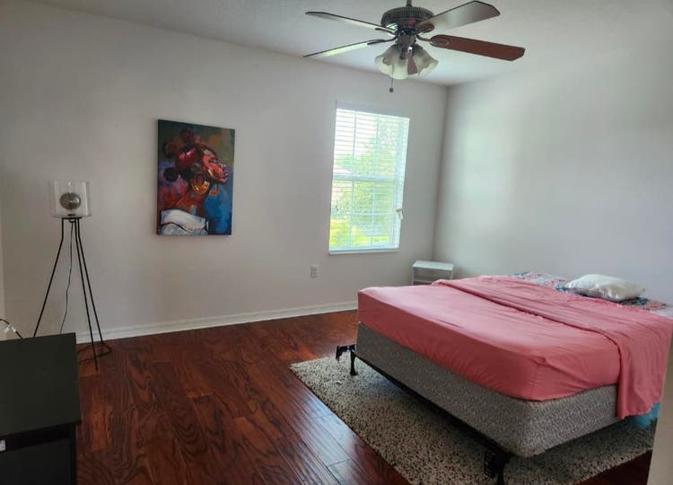 ROOM 
WITH SHARED BATHROOM.