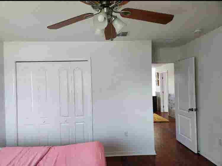 ROOM 
WITH SHARED BATHROOM.