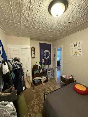 Looking for 2 roommates