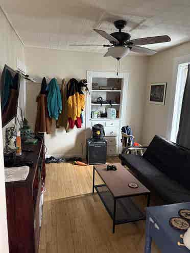 Looking for 2 roommates