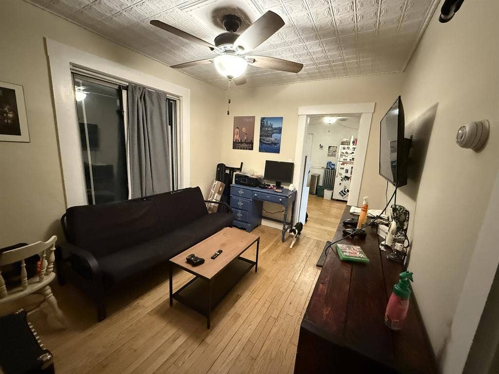 Looking for 2 roommates