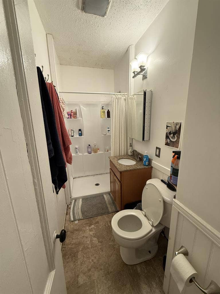 Looking for 2 roommates