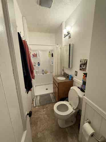 Looking for 2 roommates