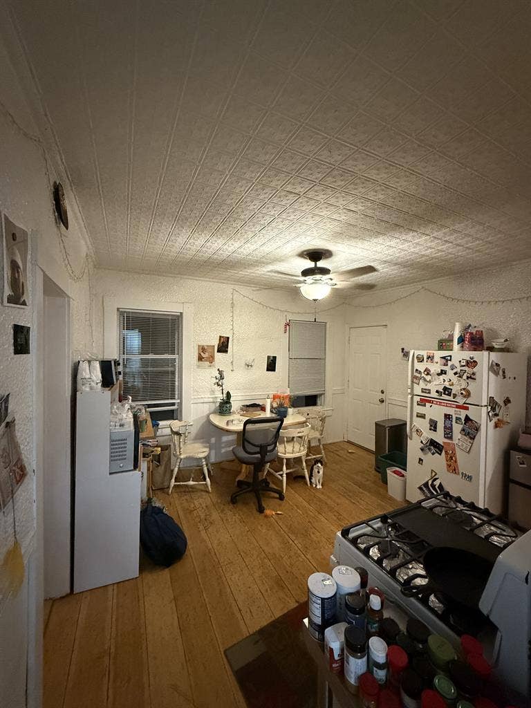 Looking for 2 roommates