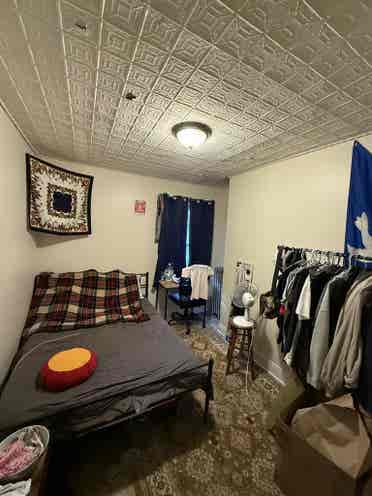 Looking for 2 roommates