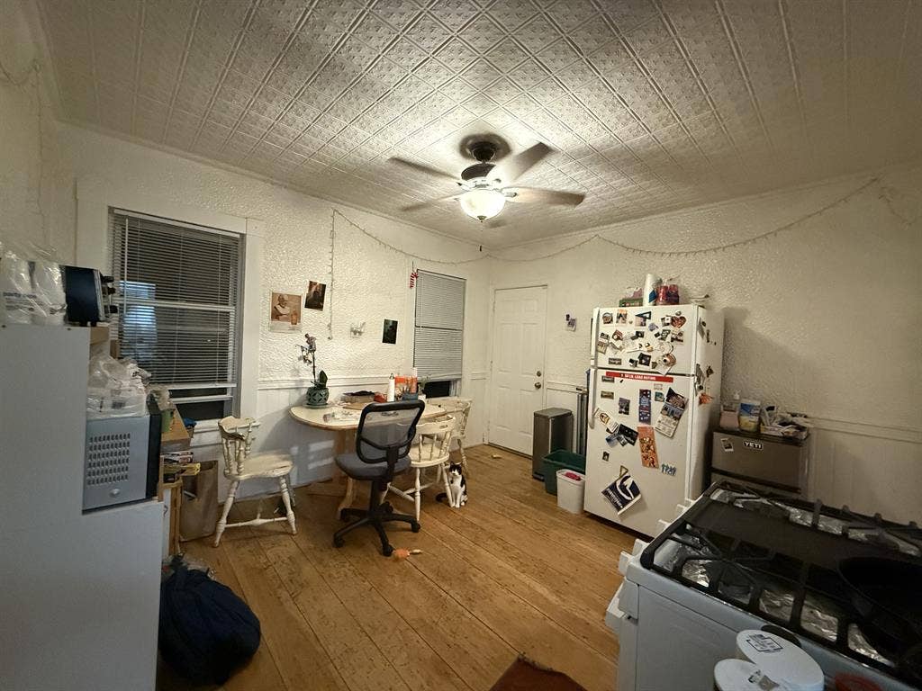 Looking for 2 roommates