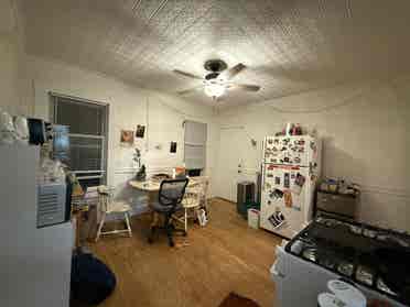 Looking for 2 roommates