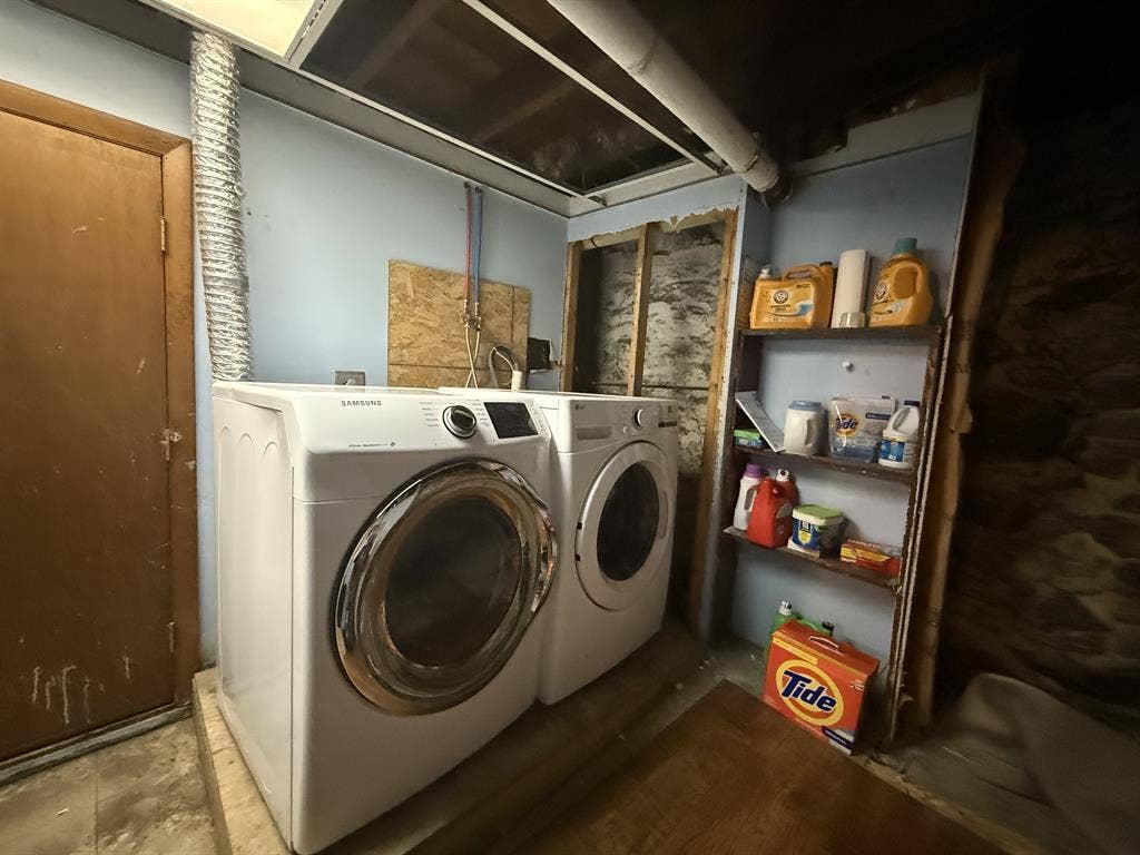 Looking for 2 roommates