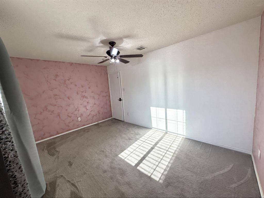 Single room/shared bathroom