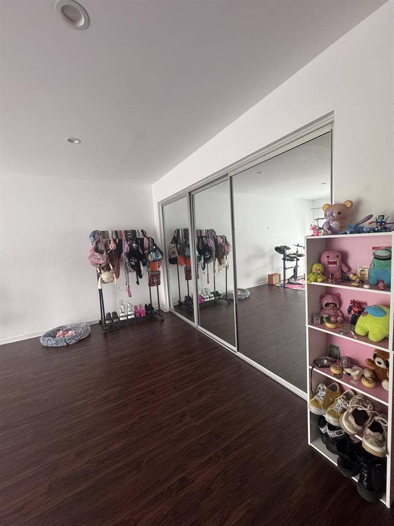 hollywood hills! HUGE bedroom