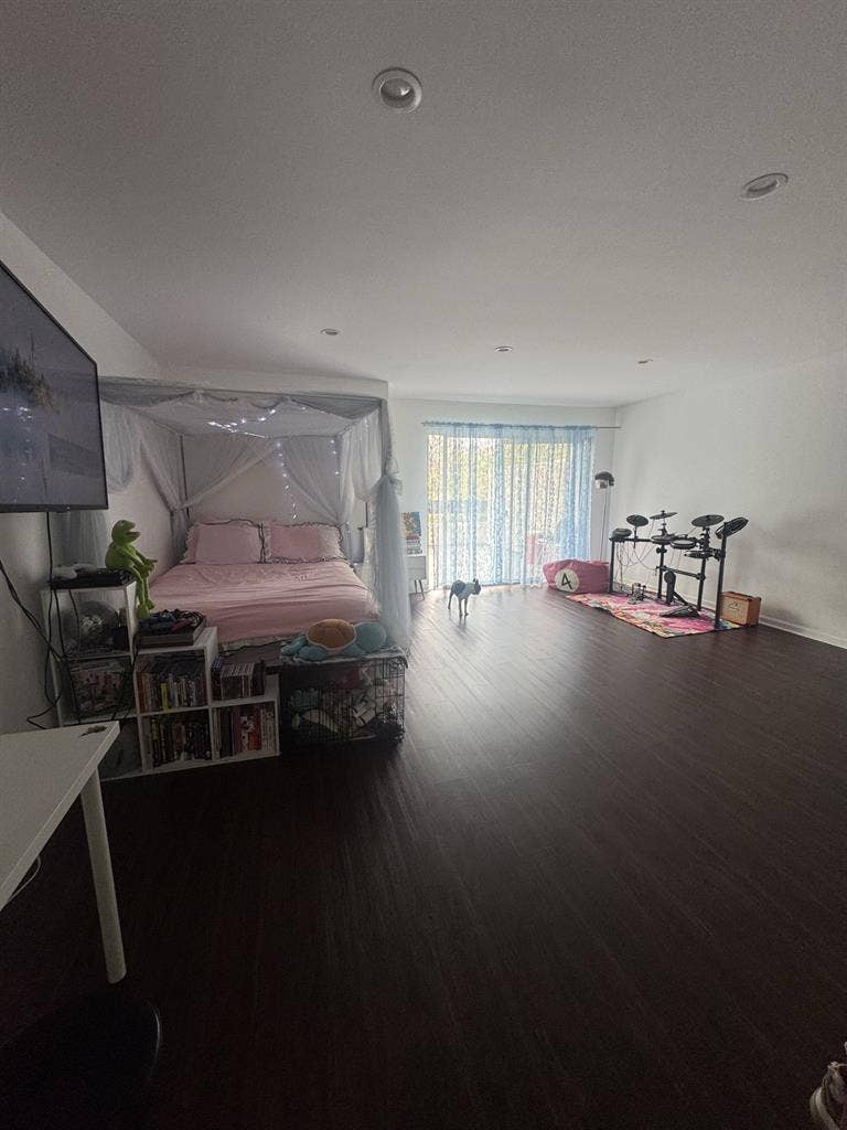 hollywood hills! HUGE bedroom