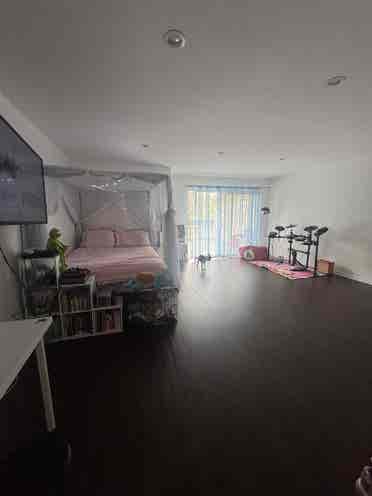 hollywood hills! HUGE bedroom