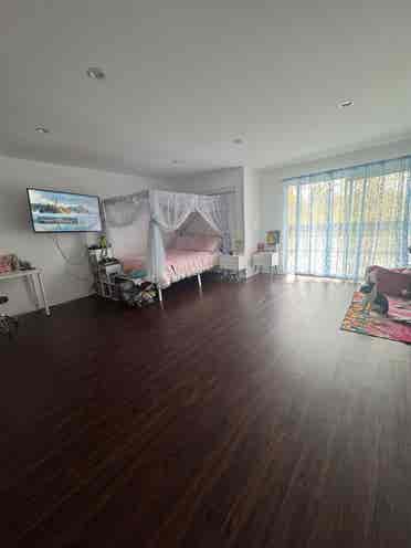 hollywood hills! HUGE bedroom