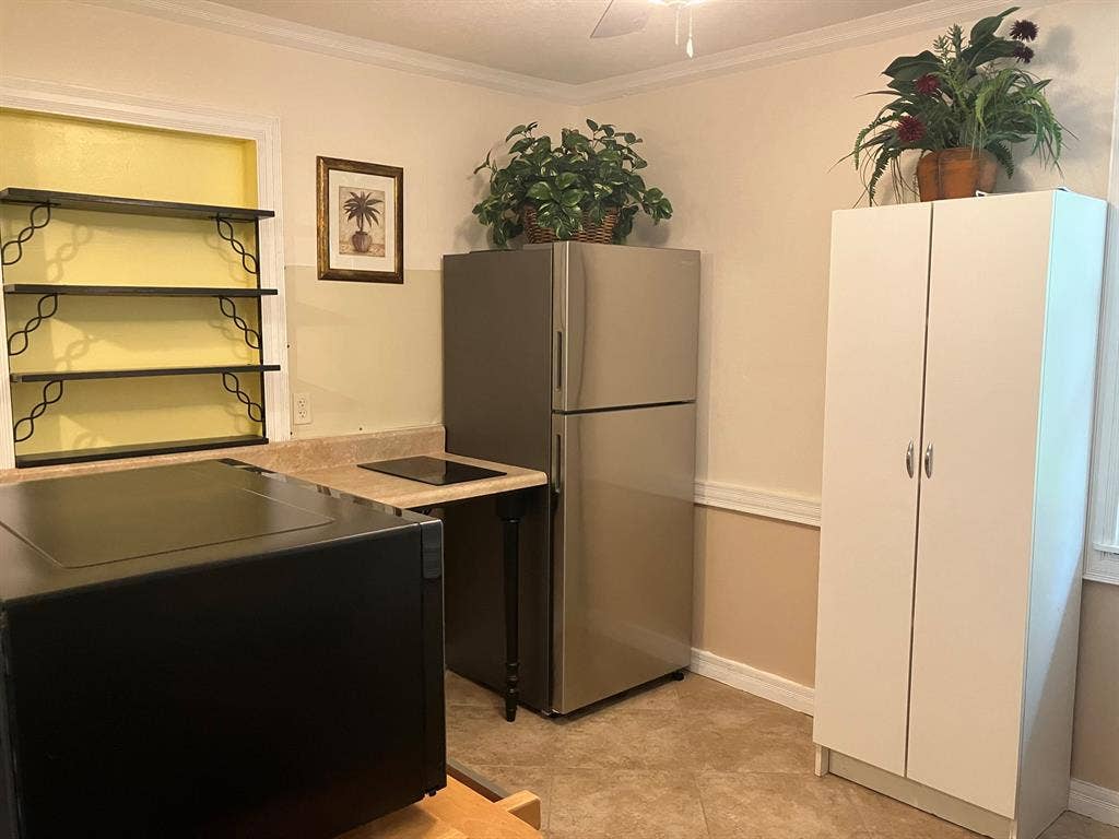 Private bed/bath/kitchen/entry