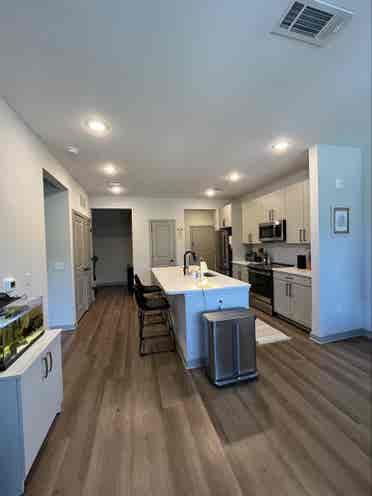 sq ft - Lease Takeover!